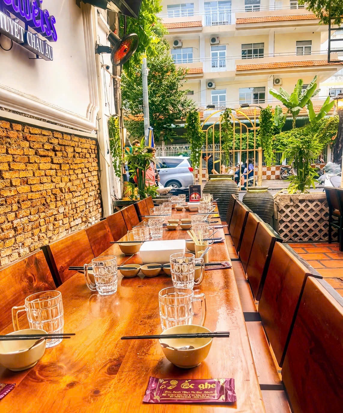 Bàn dài đã được chuẩn bị cho nhóm khách